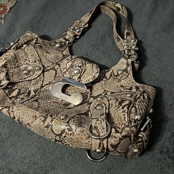 I’m selling this guess bag idk really much about the bag I just know it’s guess - Picture 2 of 6